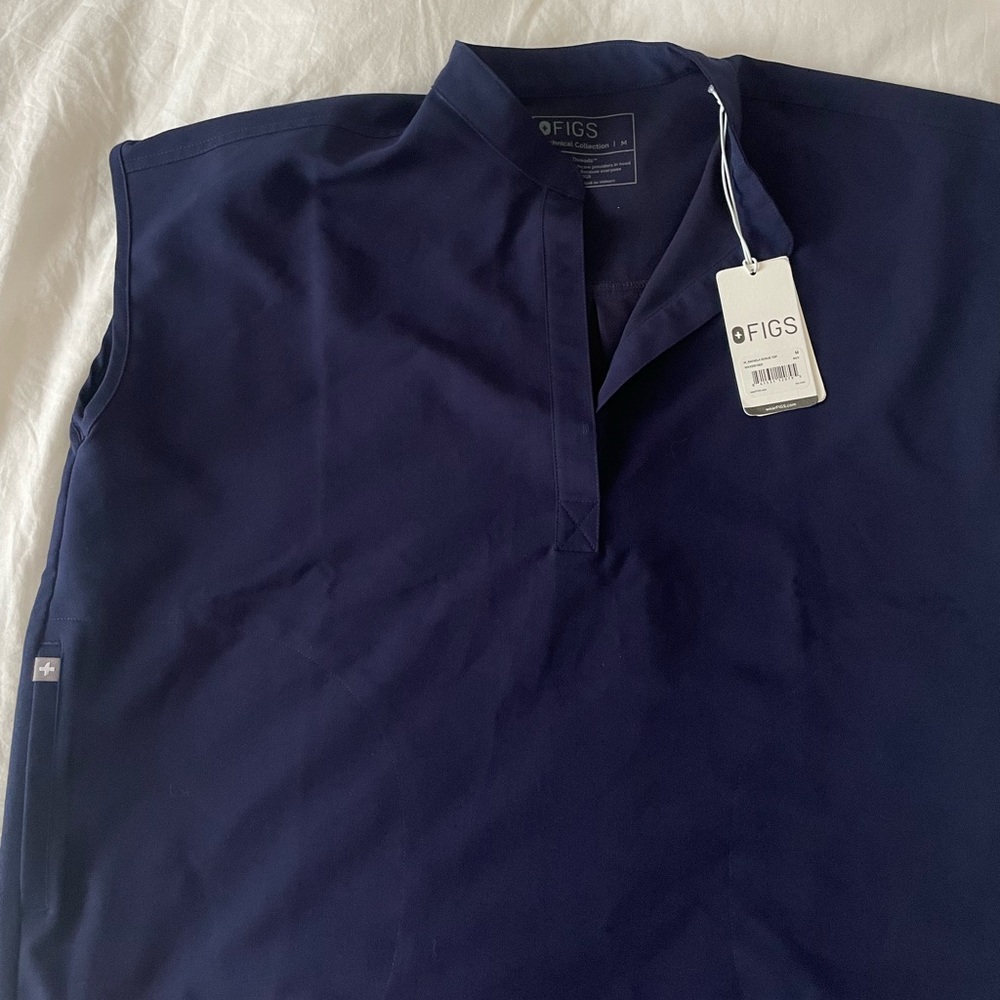 FIGS size medium Navy Rafaela - oversized scrub top, NWT